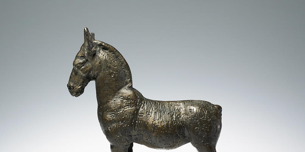 Die Ausstellung über Südarabien im Basler Antikenmuseum zeigt auch diese Esel-Statuette aus Bronze.