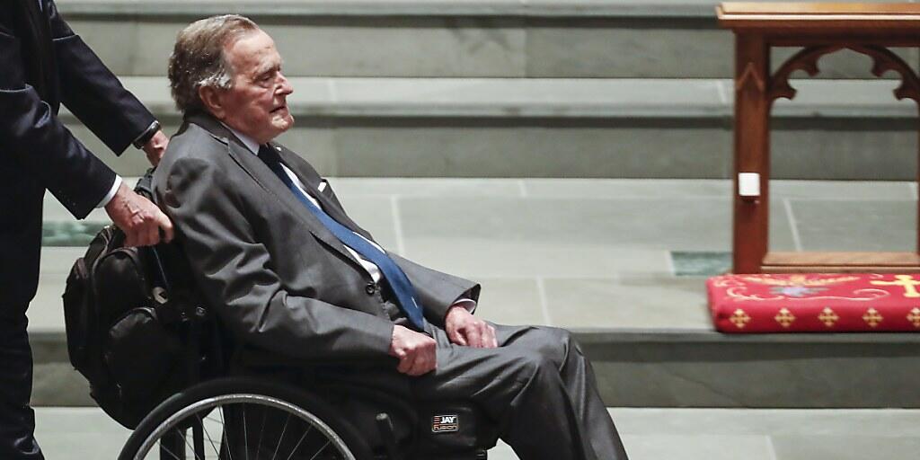 Sitzt im Rollstuhl und leidet an Parkinson: der frühere US-Präsident George H.W. Bush. (Archivbild)