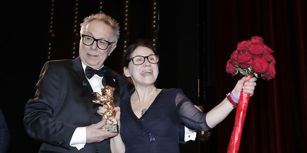Berlinale-Direktor Dieter Kosslick posiert mit der Gewinnerin des Goldenen Bären, der ungarischen Regisseurin Ildikó Enyedy