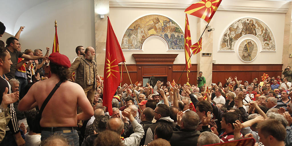 Rund hundert Menschen sind beim Sturm auf das mazedonische Parlament verletzt worden.