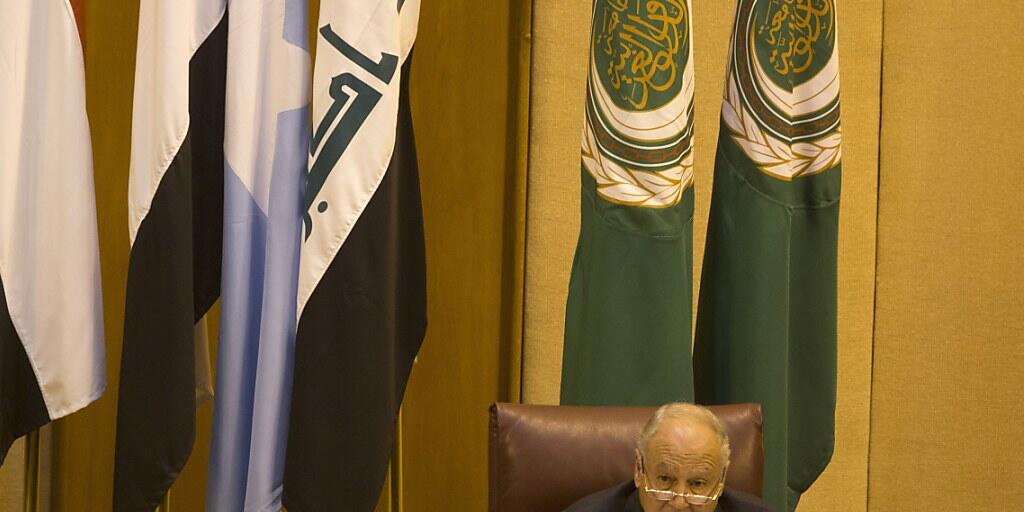 Der Generalsekretär der Arabischen Liga, Ahmed Abul Gheit, an der Dringlichkeitssitzung des Staatenbündnisses in Kairo.