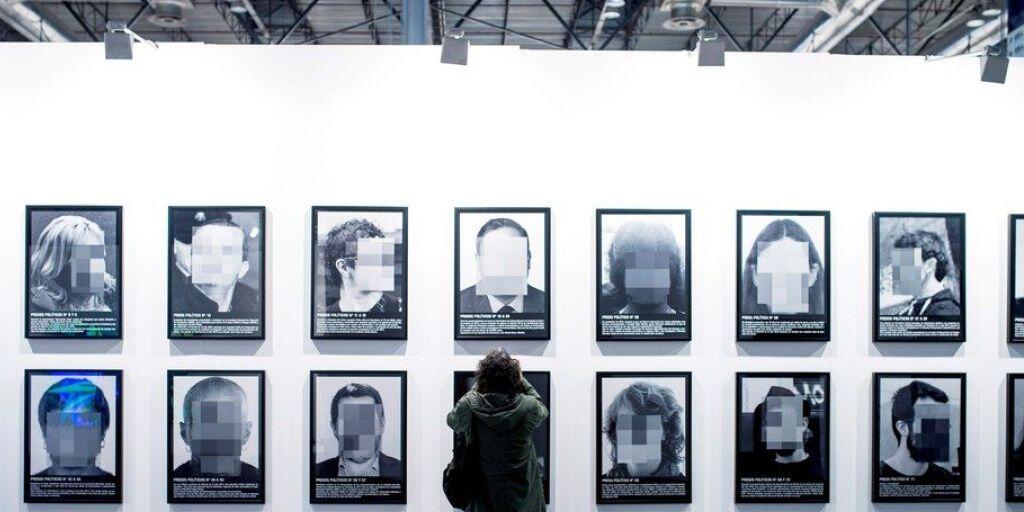 Das aus 24 verpixelten Porträts bestehende Werk "Presos politicos" (Politische Gefangene) von Santiago Sierra ist aus der Kunstmesse ARCO in Madrid verbannt worden. Künstler und Politiker protestieren gegen diese Zensur.