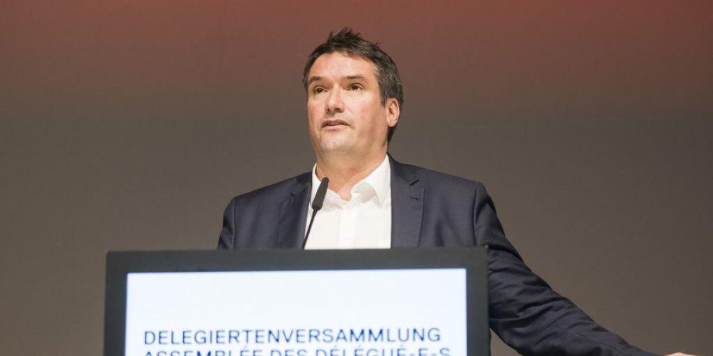 SP-Präsident Schweiz Christian Levrat kritisiert an der Delegiertenversammlung in Olten die Parteimitglieder, die sich gegen die AHV-Revision eingesetzt hatten. Sie hätten damit das "Eigengoal das Jahrhunderts" geschossen.