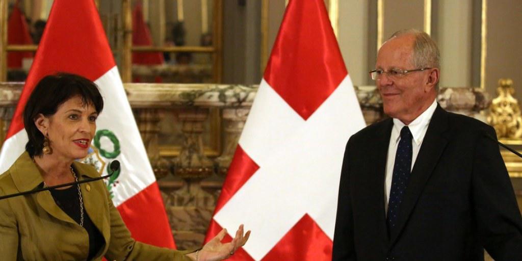 Haben vereinbart, die guten Beziehungen zwischen der Schweiz und Peru zu vertiefen: Bundespräsidentin Doris Leuthard (l.) und der peruanische Präsident Pedro Pablo Kuczynski, hier vor den Medien in Lima.