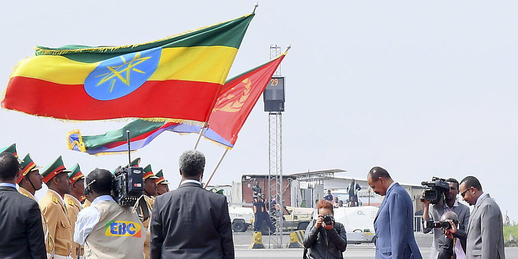Der eritreische Präsident Isaias Afwerki (2.v.r.) wird in Äthiopien von seinem Amtskollegen Abiy Ahmad mit militärischen Ehren empfangen.
