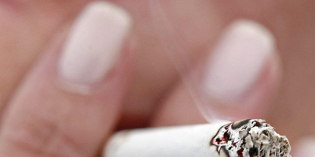 Dass Tabakkonsum ungesund ist, wissen die meisten Rauchenden. Das Risiko, selber zu erkranken, schätzen sie laut einer Studie aber zu tief ein. (Themenbild)