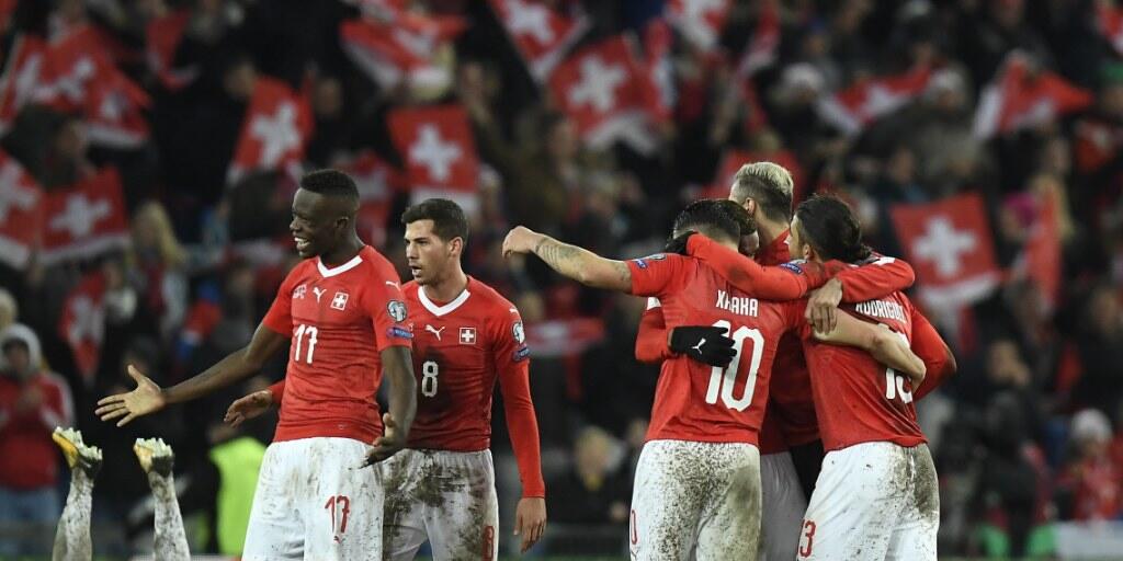 Die Schweizer Nationalspieler umarmen sich nach der hart erkämpften WM-Qualifikation in den WM-Playoffs gegen Nordirland