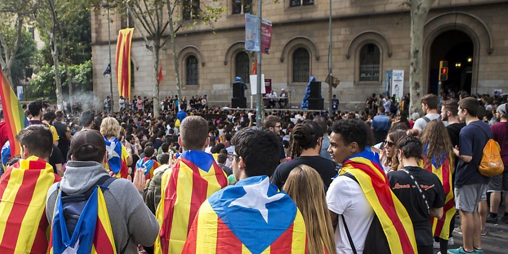 Studenten protestieren mit katalanischen Flaggen in Barcelona. Trotz aller Widerstände hält die Regionalregierung von Carles Puigdemont an der Abhaltung des Referendums fest.