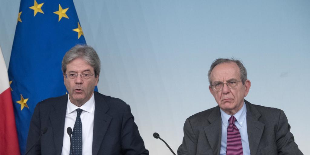 Regierungschef Paolo Gentiloni (l) und Finanzminister Pier Carlo Padoan stellen den Rettungsplan vor