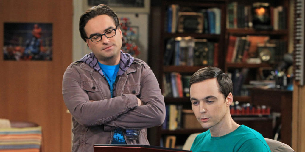 Sheldon Cooper aus "The Big Bang Theory" (rechts, gespielt von Jim Parsons) hatte eine komplizierte Kindheit - in einer Spin-Off-Serie wird sie verfilmt. (Archivbild)