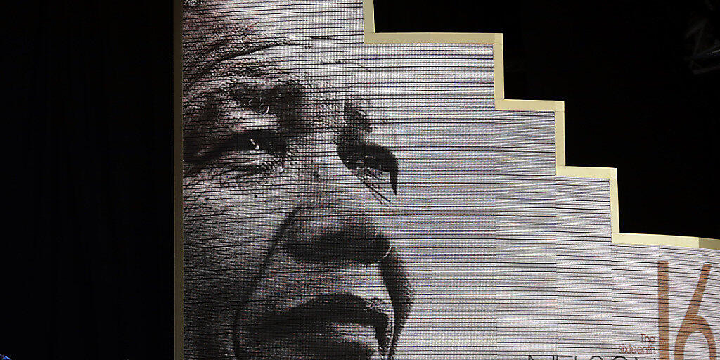 Eine Ikone der Freiheit: Witwe Graca Machel vor einem Porträt ihres Mannes Nelson Mandela an einem Gedenkanlass zu dessen 100. Geburtstag in Johannesburg.