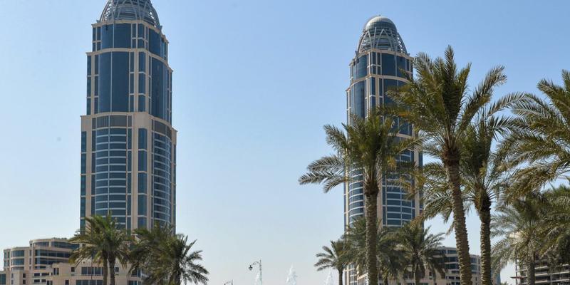 Das Juniorenfeld entlang von Palmen und Hochhäusern in Doha
