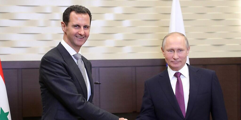 Syriens Machthaber Baschar al-Assad (l) mit seinem Verbündeten, dem russischen Präsidenten Wladimir Putin (Archiv)