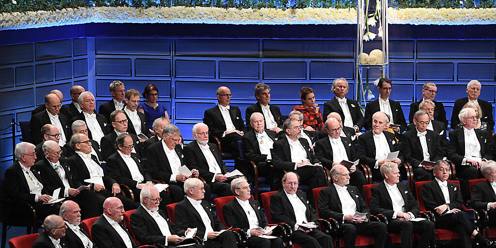 Zusammen mit den anderen Nobelpreisträgern durfte Jacques Dubochet am Sonntag im Stockholmer Konzerthaus Platz nehmen, um aus den Händen des schwedischen Königs Carl XVI. Gustaf den Chemie-Nobelpreis entgegen zu nehmen.