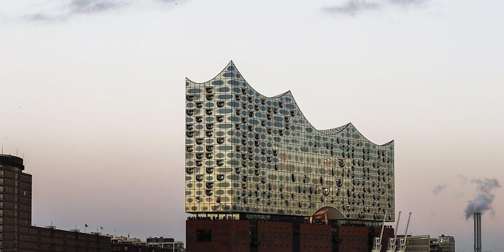 Sie ist das neue Wahrzeichen der Hansestadt Hamburg: Die mitten im Hafen stehende und auf einen alten Speicher drauf gesetzte Elbphilharmonie der Schweizer Architekten Herzog & de Meuron.