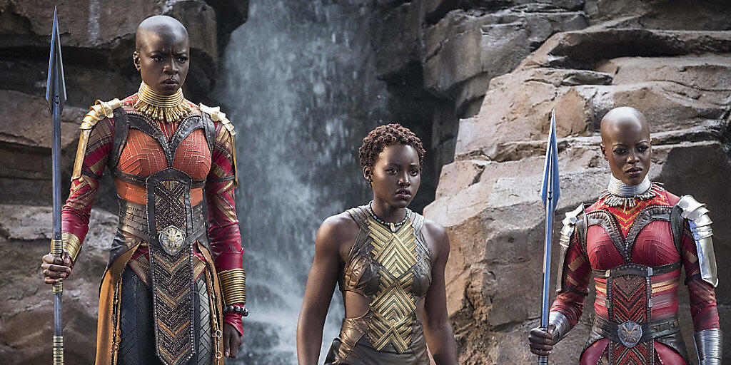 Danai Gurira, Lupita Nyong'o und Florence Kasumba in einer Szene von "Black Panther": Der Superheldenfilm überzeugt Kritiker und Fans.