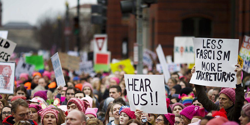 An der grössten Anti-Trump-Kundgebung "Marsch der Frauen" in Washington nahmen nach Schätzungen mindestens 500'000 Menschen teil. Sie protestierten gegen Frauenfeindlichkeit, Gewalt, Rassismus, Homophobie und religiöse Intoleranz. Trump hatte sich wiederholt abfällig über Frauen geäussert.