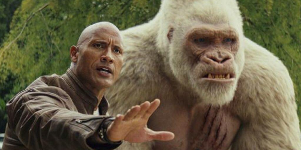 Dwayne Johnson zusammen mit seinem Freund, dem Gorilla, im Film "Rampage: Big Meets Bigger." Der Streifen um ein schief gelaufenes Gen-Experiment hat in Nordamerika die Kinocharts erobert. (Archivbild)