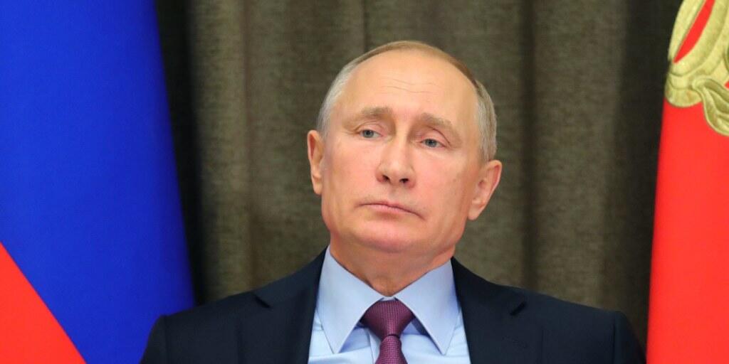 Will noch lange nicht aufhören: Der russische Präsident Wladimir Putin tritt auch zur nächsten Wahl 2018 an. Er hat vorgesorgt, dass das Ergebnis keine Überraschung wird (in einer Aufnahme vom 22. November 2017 mit Vertretern des Verteidigungsministeriums).