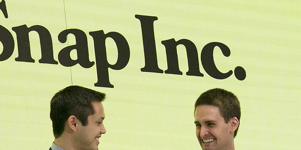 Snapchat-Chef Evan Spiegel (rechts) kann gut lachen: Er erhält für 2017 die dritthöchste jemals an einen Firmenchef gezahlte Summe. (Archiv)