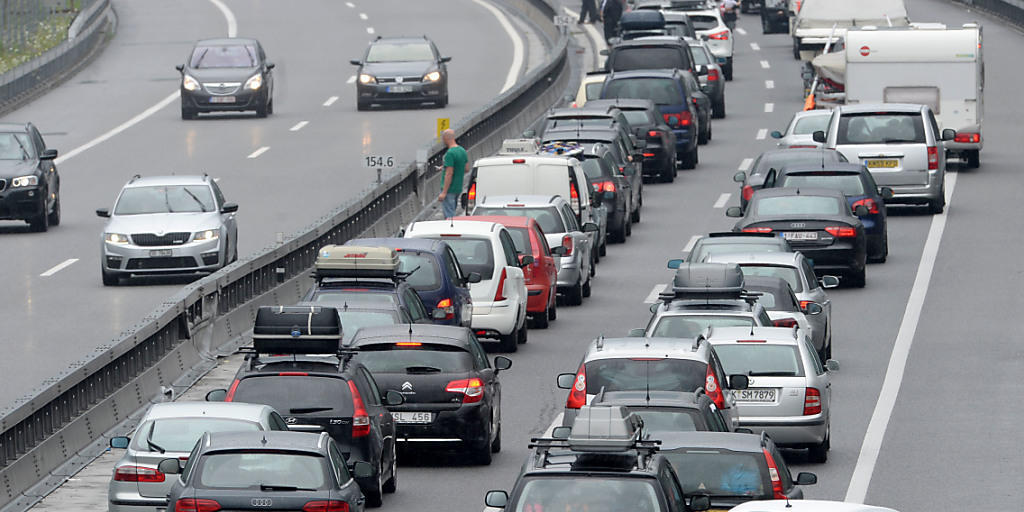 Die Zahl der Staustunden auf Schweizer Autobahnen hat 2016 einen neuen Rekordstand erreicht. (Symbolbild)