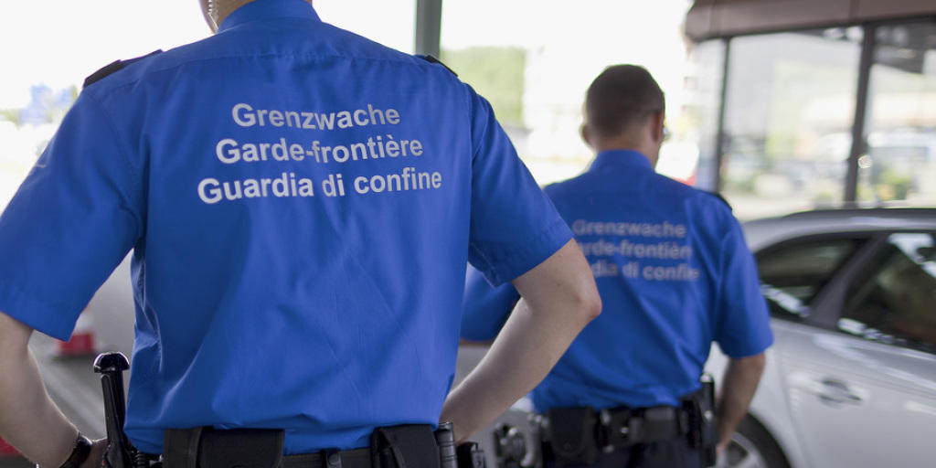 Schweizer Grenzwächter in Basel an der Grenze zwischen der Schweiz und Deutschland. Deutschlands Innenminister de Maizière zufolge zeigen die verstärkten Grenzkontrollen Wirkung (Archiv)