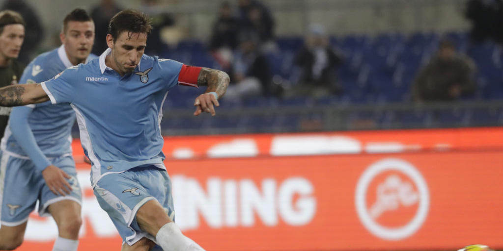Lazio's Lucas Biglia versenkt den Ball vom Elfmeter-Punkt