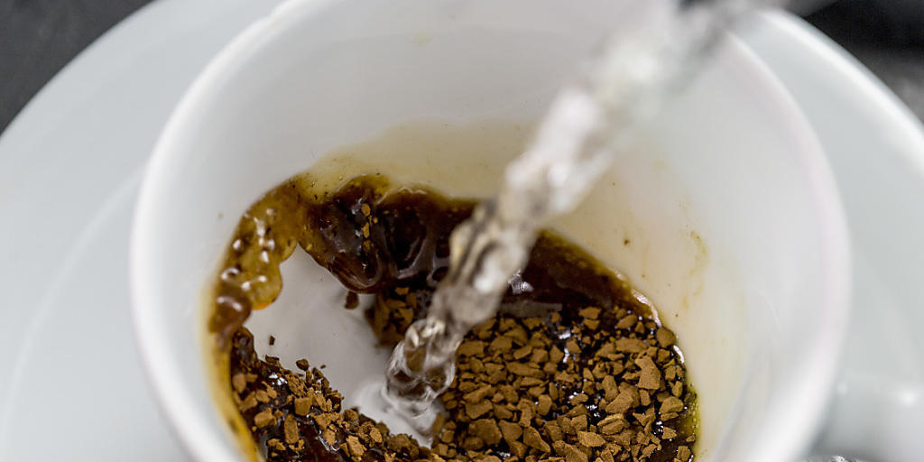 Bei der Herstellung von löslichem Kaffee fallen grosse Mengen Kaffeesatz an. Aus diesem haben PSI-Forscher nun Methan erzeugt.