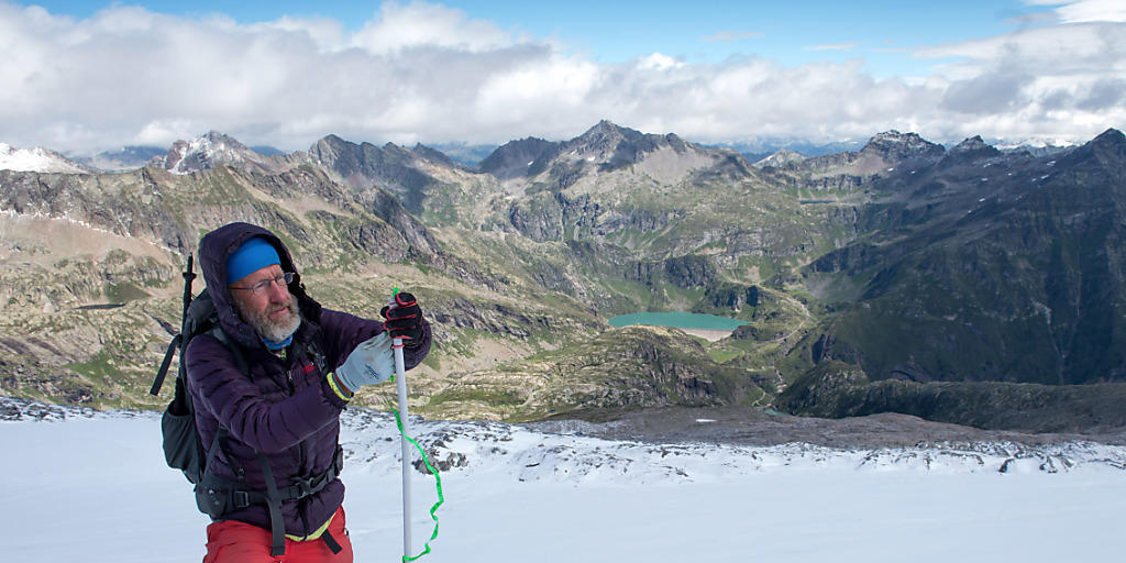 Naturforscher Giovanni Kappenberger Mitte August bei der Vermessung des Basòdinogletschers im Tessin. Kappenberger führt seit 25 Jahren ehrenamtlich Messungen am weitläufigsten Gletscher des Tessins durch.