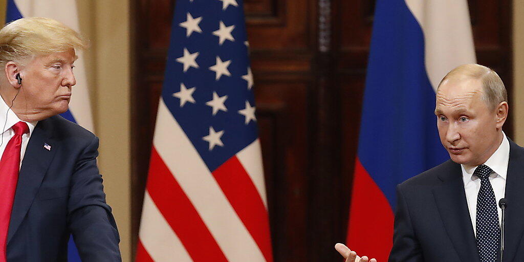 US-Präsident Donald Trump wurde nach seinem Treffen mit dem russischen Präsidenten Wladimir Putin scharf kritisiert - er habe sich nicht mit klaren Worten gegen die Einmischung Russlands in die US-Wahlen verwahrt. Sein Verhalten grenze an Hochverrat, sagte der frühere CIA-Chef John Brennan.