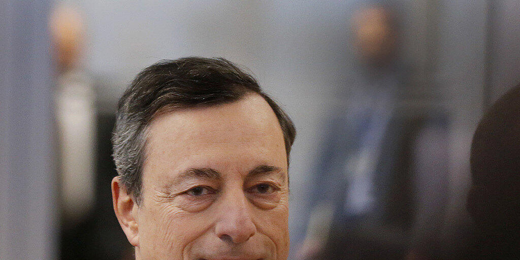 Der Zeitpunkt ist noch nicht da: EZB-Chef Draghi hält an niedrigen Zinsen und umfassenden Anleihenverkäufen fest.