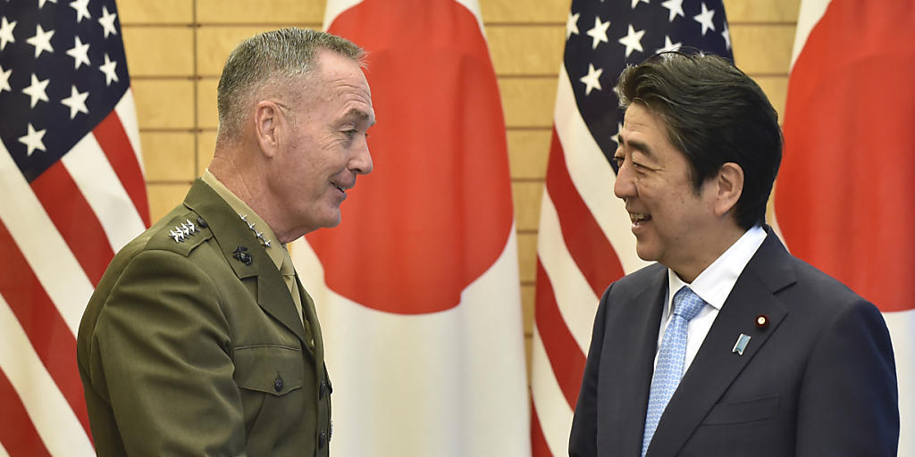 Generalstabschef Dunford (l.) spricht mit den US-Bündnispartnern in Ostasien die Zusammenarbeit in der Koreakrise ab. Japans Ministerpräsident Abe (r.) hofft eine weitere Stärkung der Allianz.