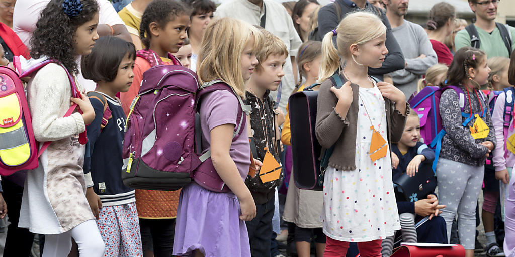 Gespannt bis skeptisch: Kinder warten auf ihre Klasseneinteilung am ersten Schultag vor dem Schulhaus Gottfried Keller in Basel.