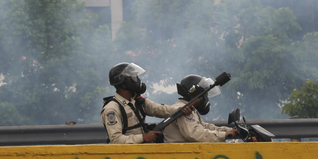 Polizisten gehen in Venezuela gegen Demonstranten vor: Präsident Maduro will 500'000 Milizen mit Gewehren ausrüsten lassen.