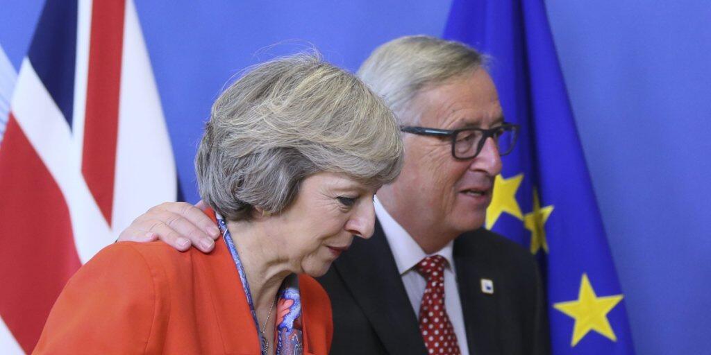 Die britische Premierministerin Theresa May und EU-Kommissionspräsident  Jean-Claude Juncker planen ein weiteres Treffen, um die verhärteten Positionen bei den Brexit-Verhandlungen zu lockern. (Archivbild)