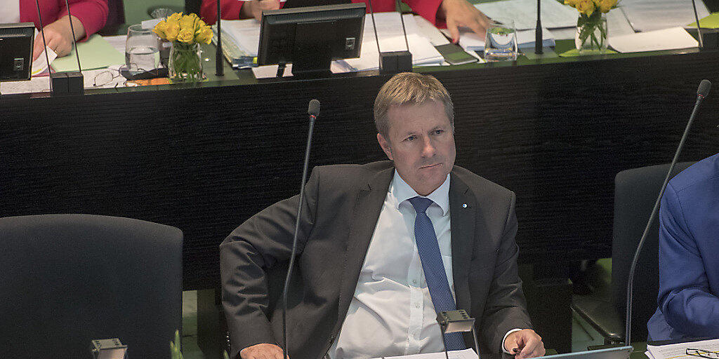 Der Luzerner Finanzminister Marcel Schwerzmann während der Debatte im Parlament - der Kanton hat dank der bürgerlichen Parteien für 2018 einen gültigen Staatshaushalt. (Archivbild)
