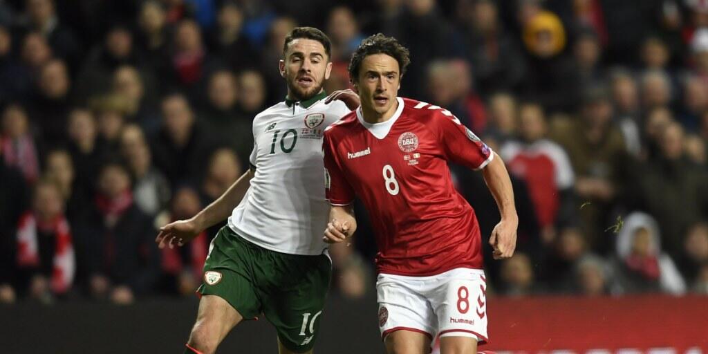 Irlands Robbie Brady (links) gegen Dänemarks Tom Delaney: In Dublin gibt es ein Kopf-an-Kopf-Rennen