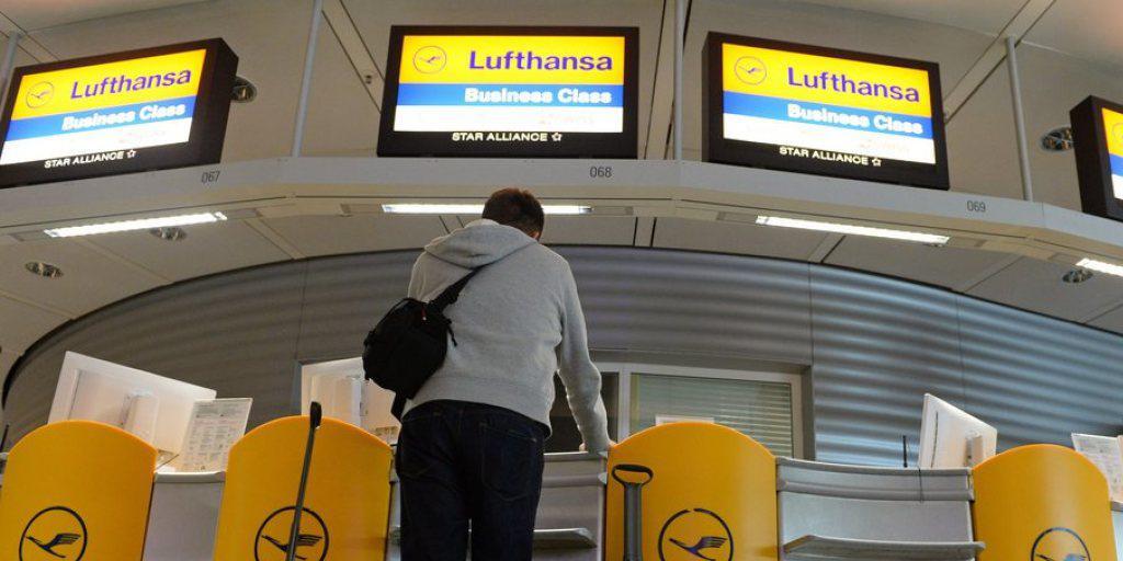 Solche Bilder gehören mit der gebannten Streikgefahr vorerst der Vergangenheit an: leere Lufthansa-Schalter am Flughafen München. (Archiv)