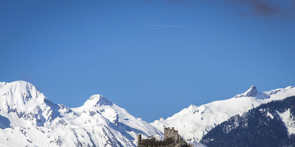 Die Tourismus-Branche erhofft sich von Olympischen Winterspielen neuen Schwung für den alpinen Tourismus. Im Bild sieht man das Schloss Tourbillon in Sitten, umgeben von den Walliser Alpen. (Archiv)