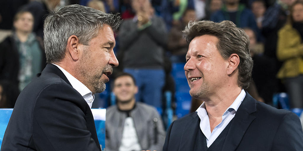 Wer gratuliert am Ende wem? Basels Trainer Urs Fischer (links) beim Händeschütteln mit dem Thuner Coach Jeff Saibene