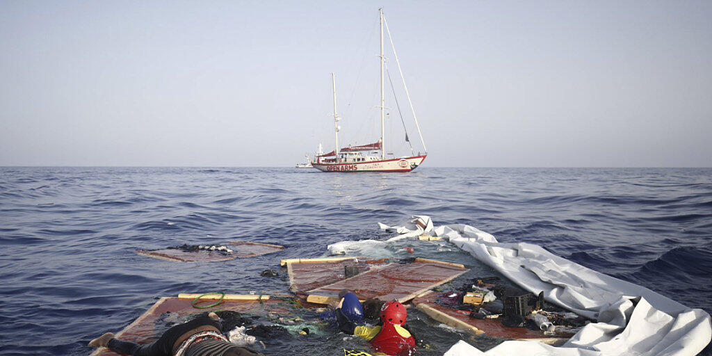 Überreste eines Flüchtlingsboots im Mittelmeer vor der Küste Libyens: Im Wasser treiben auch zwei Leichen. (Archivbild)