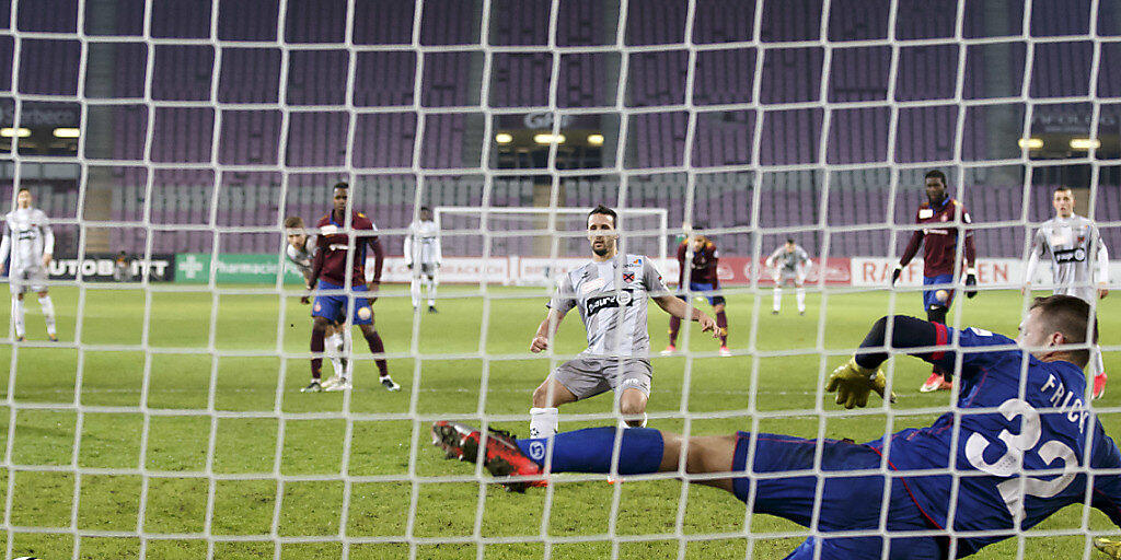 Raphaël Nuzzolo erzielt per Penalty seinen 15. Saisontreffer für Xamax