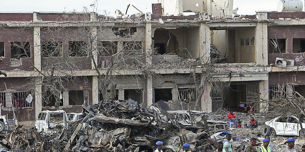 Zerstörte Gebäude, verbrannte Autos: Einen Tag nach der gewaltigen Explosion suchen Rettungskräfte unter den Trümmern weiter nach Anschlagsopfern.