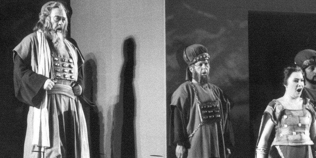 Bonaldo Giaiotti als Zaccaria (links) 1986 auf der Bühne des Zürcher Hallenstadions in Giuseppe Verdis "Nabucco". Am Dienstag ist der Sänger - einer der besten Bässe seiner Generation - mit 85 Jahren gestorben.