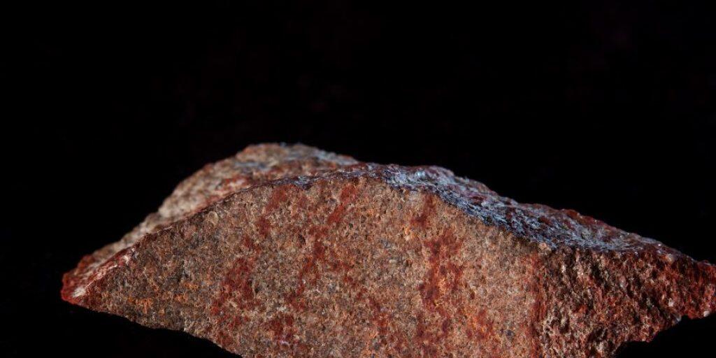 Das Linienmuster auf dem Stein ist mit rund 73'000 Jahren das älteste bekannte Zeugnis einer menschlichen Zeichnung.