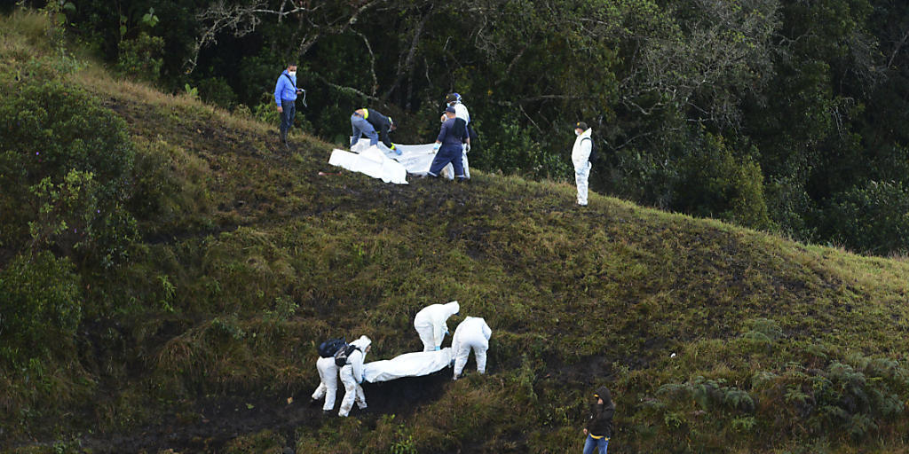 Rettungskräfte bergen die Opfer des Flugzeugabsturzes in Kolumbien: Die Tragödie um den Fussballclub Chapecoense hat Filmproduzenten auf den Plan gerufen. (Archivbild)