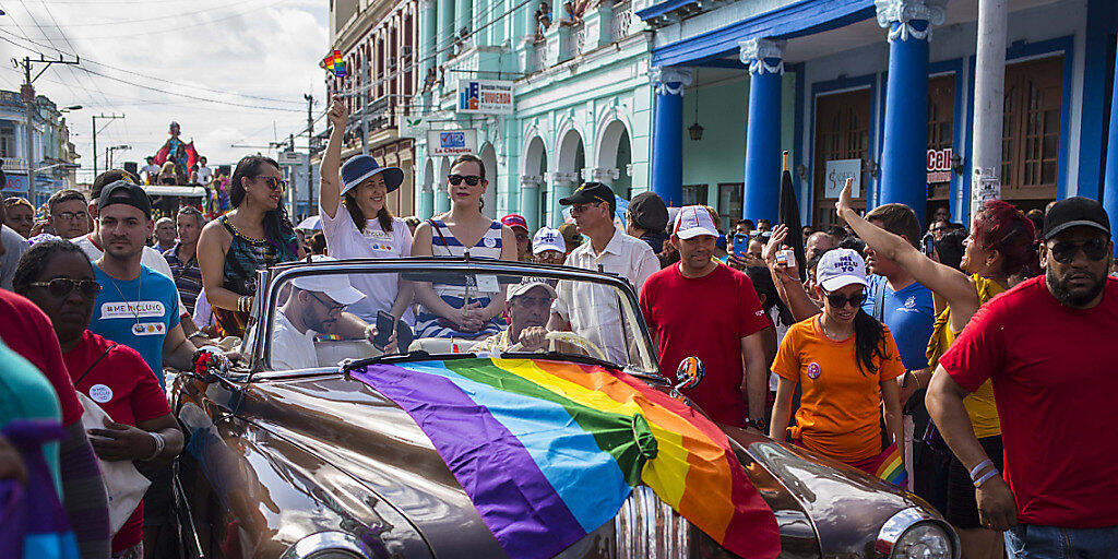 Die Abgeordnete und Tochter von Ex-Staatschef Raúl Castro, Mariela Castro (im Auto, winkend), setzt sich seit Jahren für die Rechte sexueller Minderheiten sowie für die Frauenrechte ein. (Archivbild)