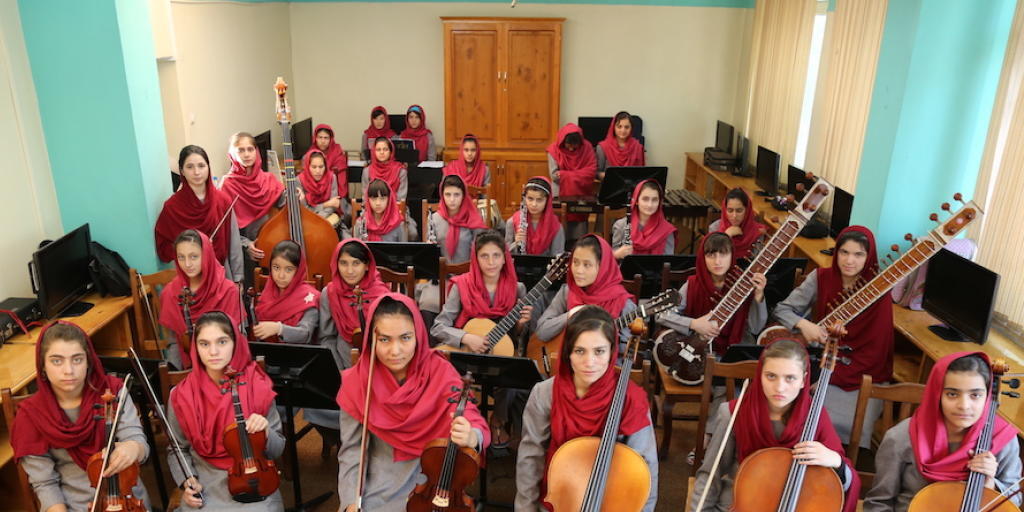 Im afghanischen Orchester Zohra spielen 35 Musikerinnen im Alter von 13 bis 20 Jahren. Viele sind Waisen oder stammen aus ärmsten Verhältnissen.