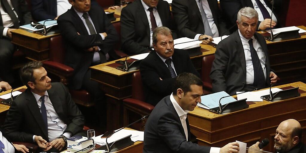 Der griechische Premierminister Alexis Tsirpas bei der Abstimmung im Parlament.