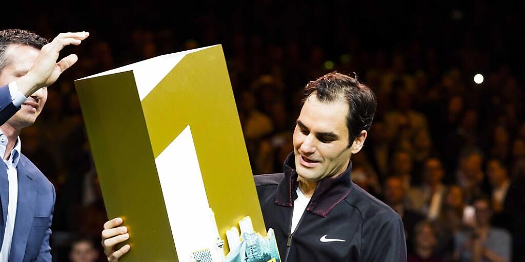Roger Federer nimmt die Auszeichnung des Turniers entgegen